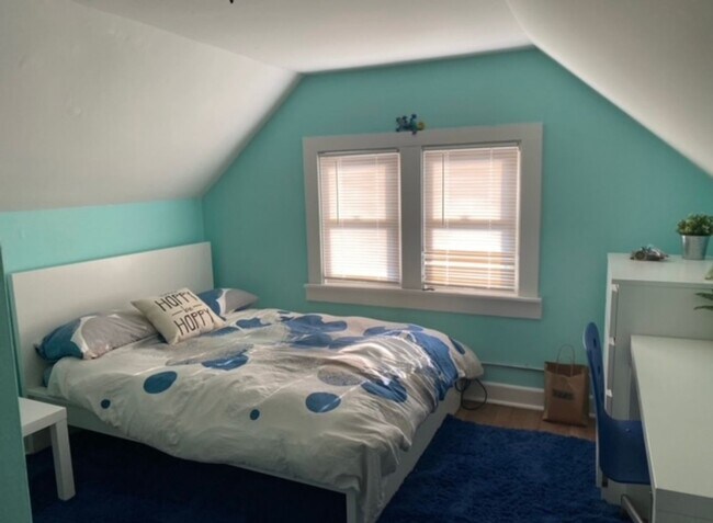 Building Photo - Beautiful  2 Bedroom + Den(3rd bedroom) Bungalow in Wauwatosa