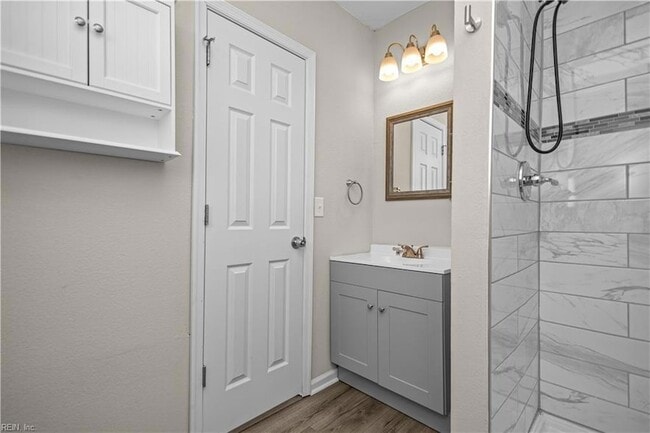 Building Photo - 926 W 26th St