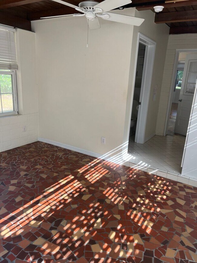 Building Photo - 4 bedrooms and 3 baths near UF campus