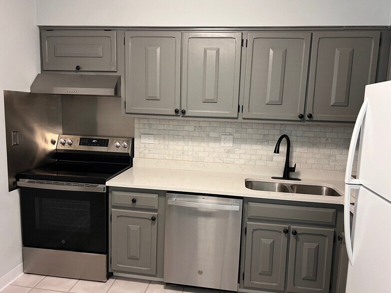 Building Photo - 707 Falcon Dr