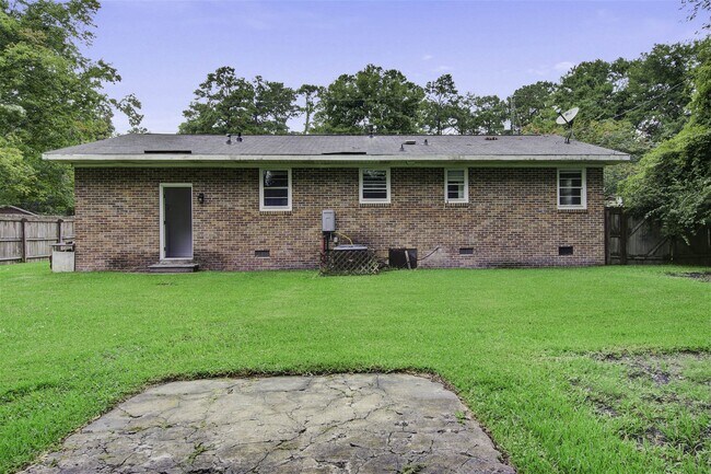 Building Photo - 221 Forest Cir
