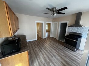 Building Photo - 20 Pearl St