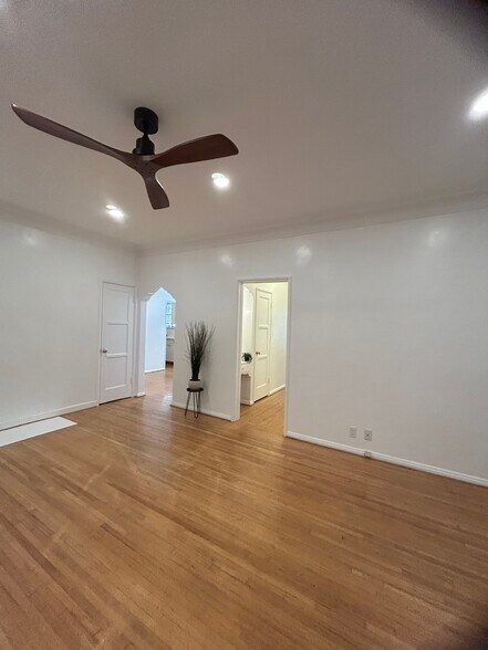 Building Photo - 850 S Kenmore Ave