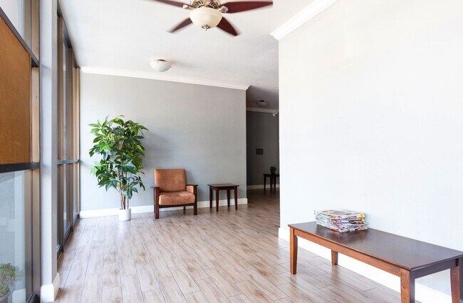 Building Photo - Condo - 2 Bedrooms / 2 Bath - Long Beach