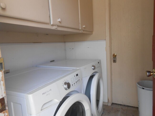 Building Photo - 2 Bed 1 Bath Apartment Near Lincoln Park