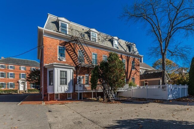 Building Photo - 290 Pleasant St