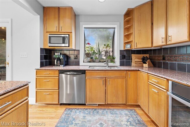 Building Photo - 758 Chester St