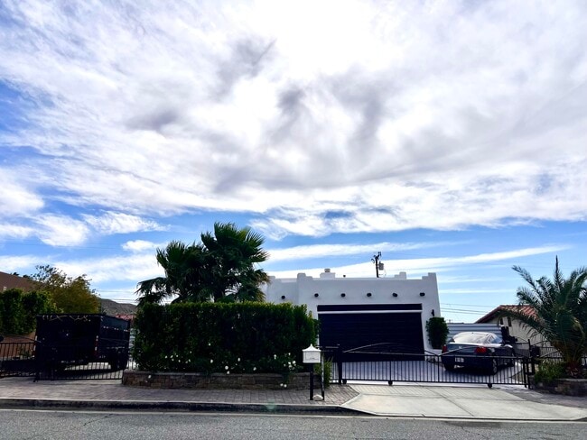 Building Photo - 9762 Palm Dr