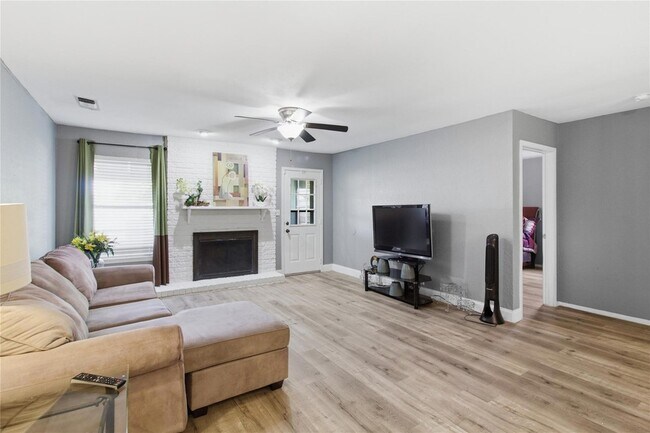Building Photo - 2410 Buttercup Cir