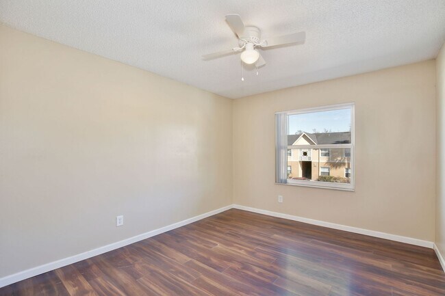 Building Photo - Spacious 2/2 Cozy Condo with a Screened Balcony in the Gated Community of Hawthorne Village - Orl...