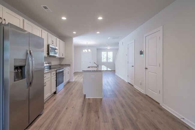 Building Photo - 223 Hoskins Ave Dr