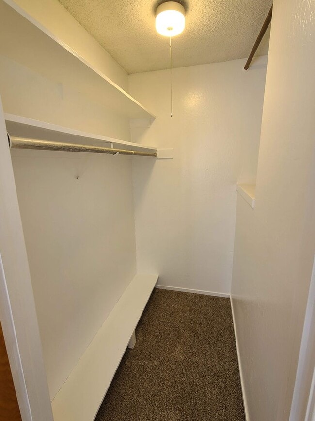 Building Photo - UPDATED RENTAL IN SACRAMENTO!