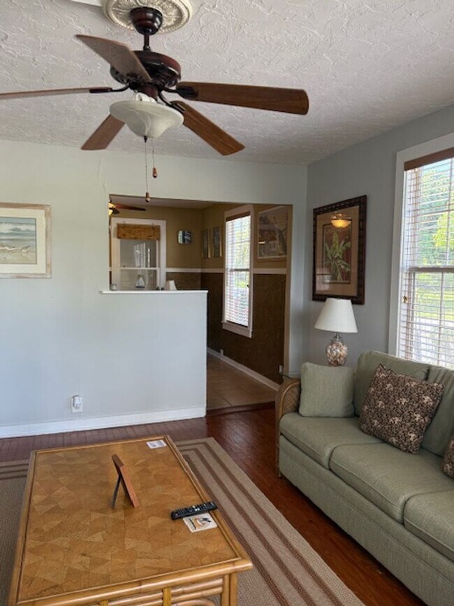 Building Photo - Downtown Bungalow