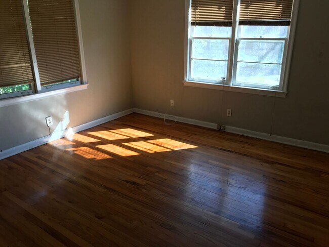 Building Photo - 2 Bedroom Duplex on Hancock Street - Available  NOW!!