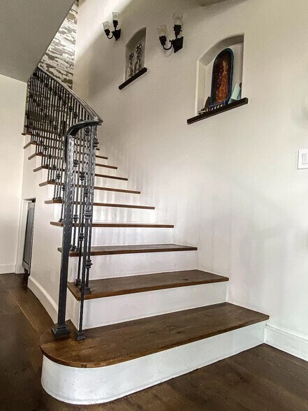 Building Photo - 221 24th St