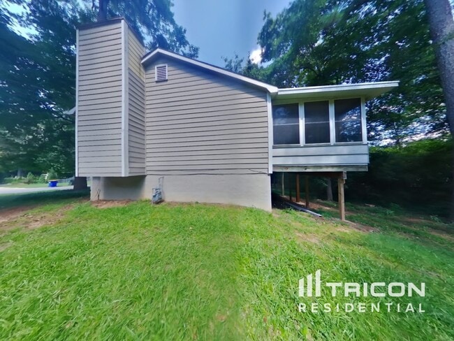 Building Photo - 1025 Brenton Dr NW