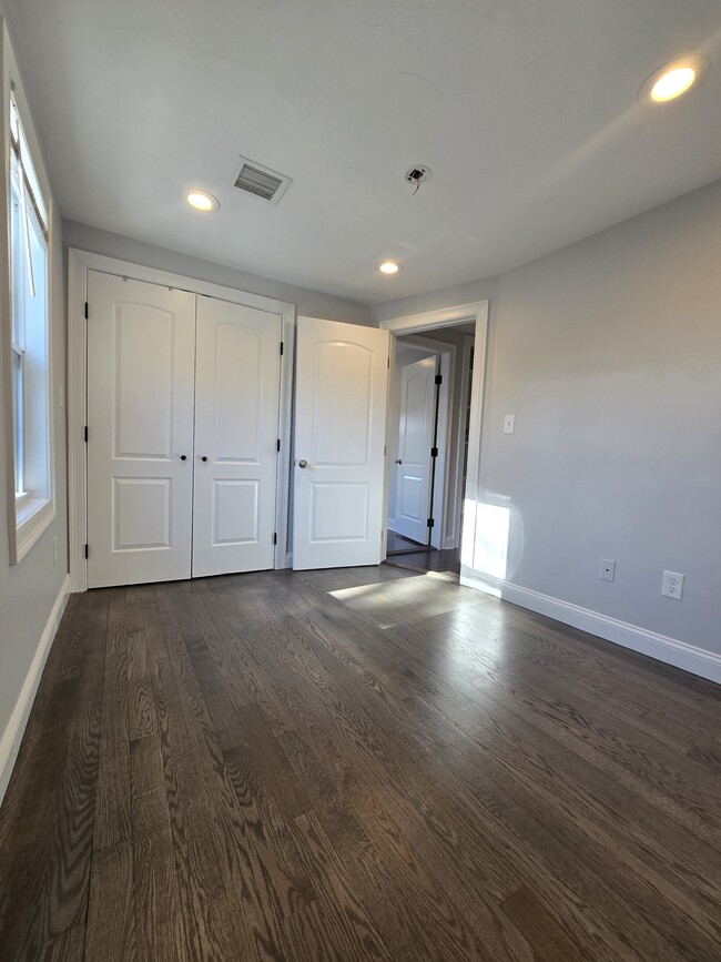 Building Photo - 35 Phillips Ave