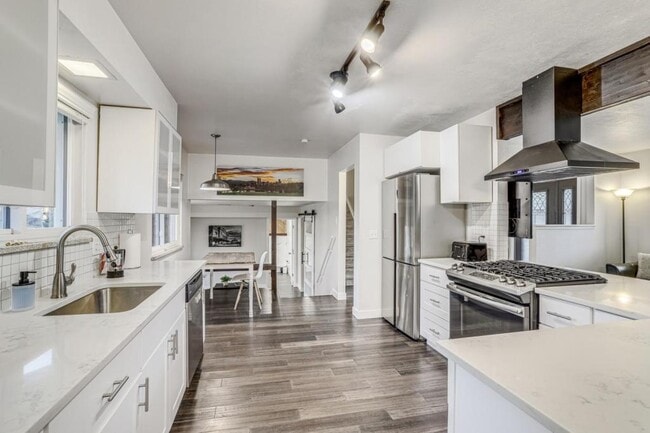 Building Photo - 2860 S Golden Way