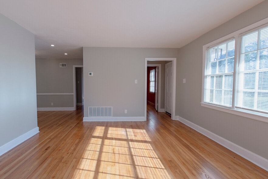 Living Room - 1532 E 53rd St