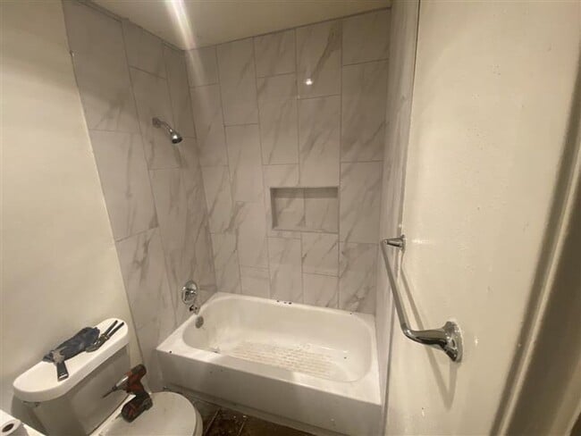 Building Photo - Spacious 3/2 duplex with a garage