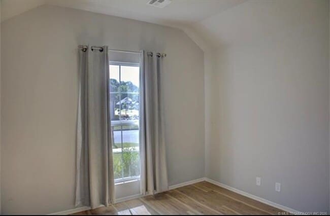 Building Photo - Welcome to this cozy home!