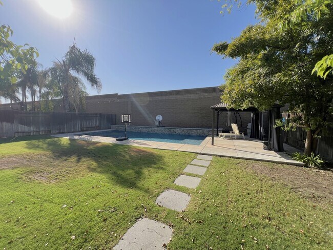 Building Photo - 12115 Fairburn Way