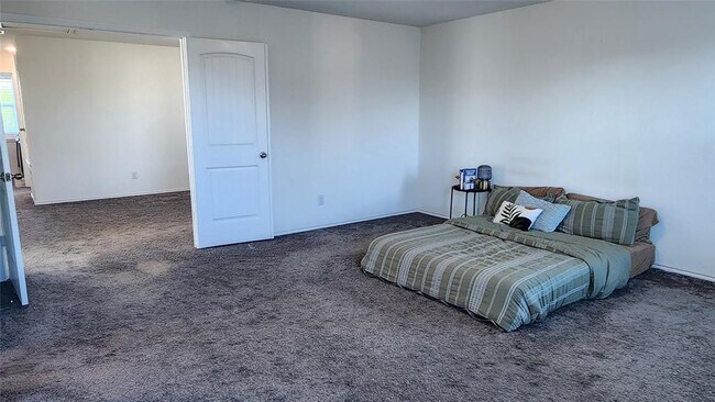 Building Photo - 402 Parrot Tulip View