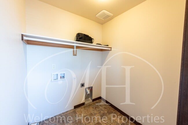 Building Photo - Newer Large Home in Great Neighborhood wit...