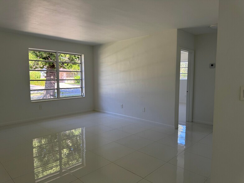 Front living room and second bedroom - 11535 SW 81st Rd