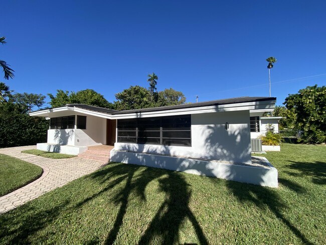 Building Photo - 1101 Bay Dr