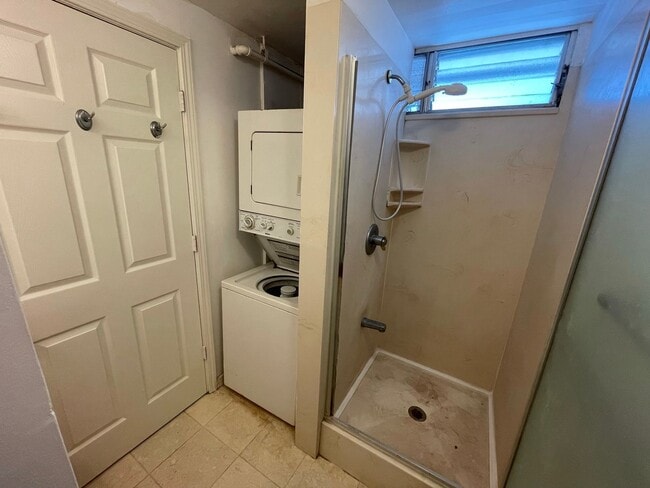 Building Photo - Pool on site! 2 bed 1 bath 1 parking locat...