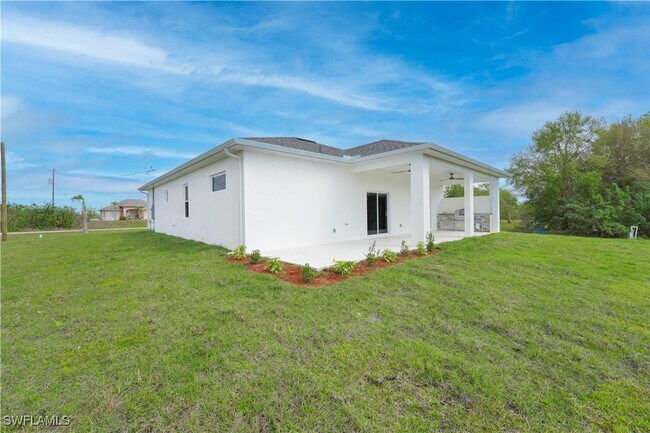 Building Photo - 2561 Sunniland Blvd