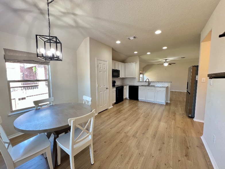 Building Photo - 500 Saddlehorn Way