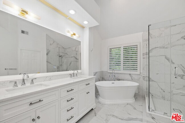 Building Photo - 622 Palisades Dr