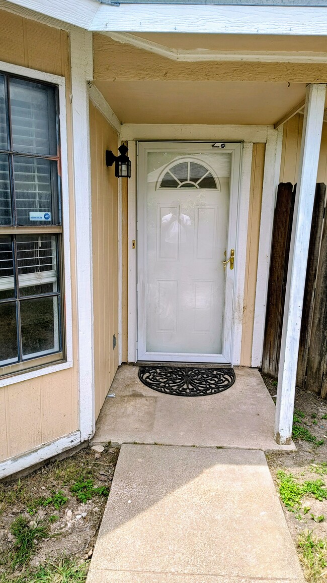Building Photo - 3905 Pickwick Ln