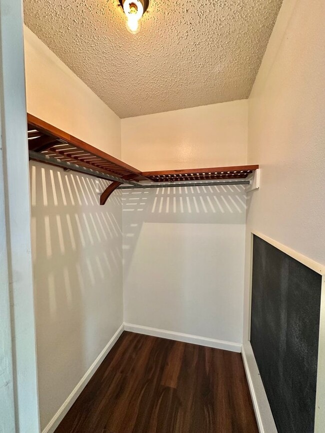 Building Photo - Move in Ready... Charming Home In The Bluf...