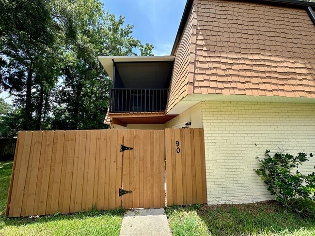Primary Photo - Fully Remodeled - 2/2 Townhome in Central ...