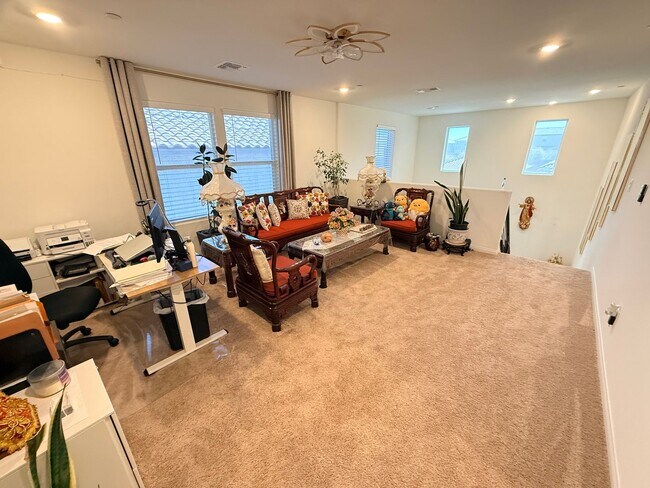 Building Photo - Gated NW community 5Bed