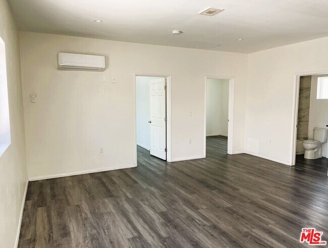 Building Photo - 1106 W 91st St