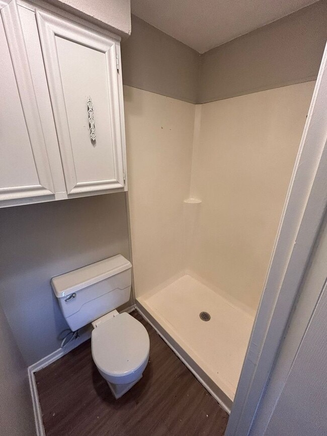 Building Photo - Enjoy a convenient and stylish living!