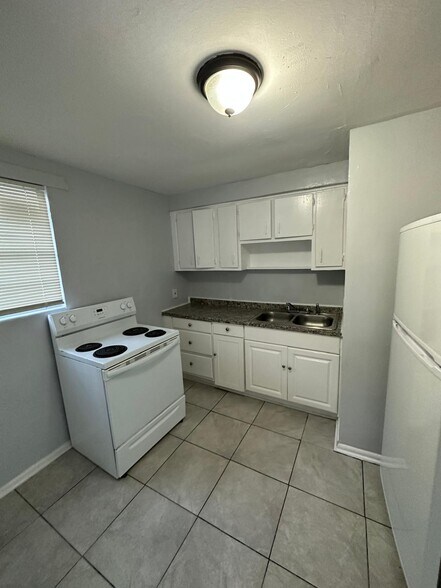 Building Photo - 1305 W 6th St