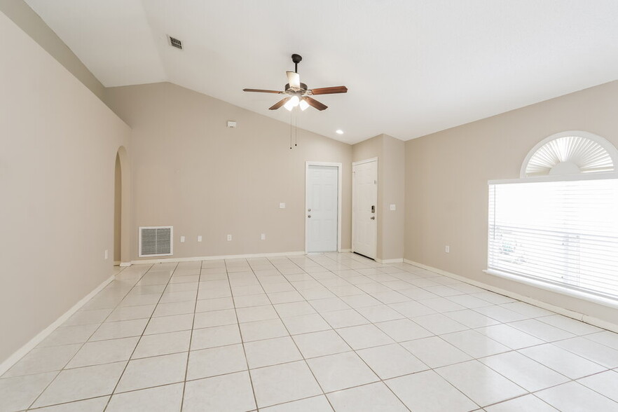 Building Photo - 30539 Birdhouse Dr