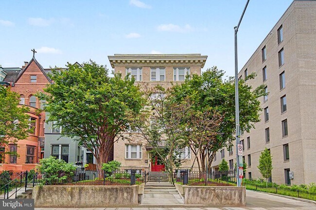 Building Photo - 1340 Fairmont St NW