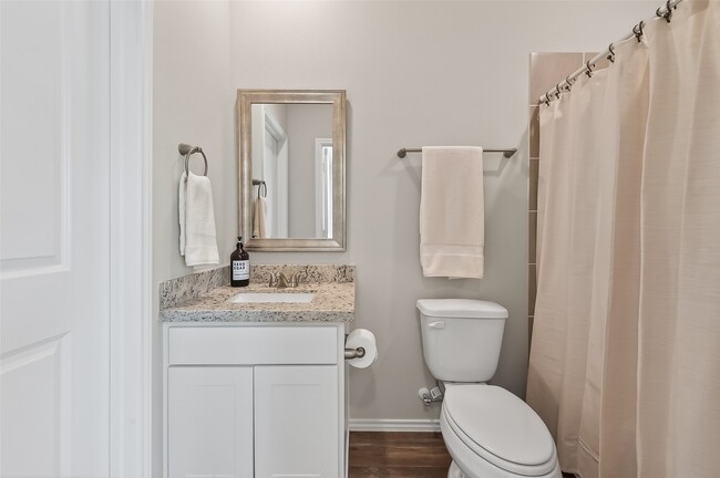 Building Photo - 1452 Glen Oaks Dr