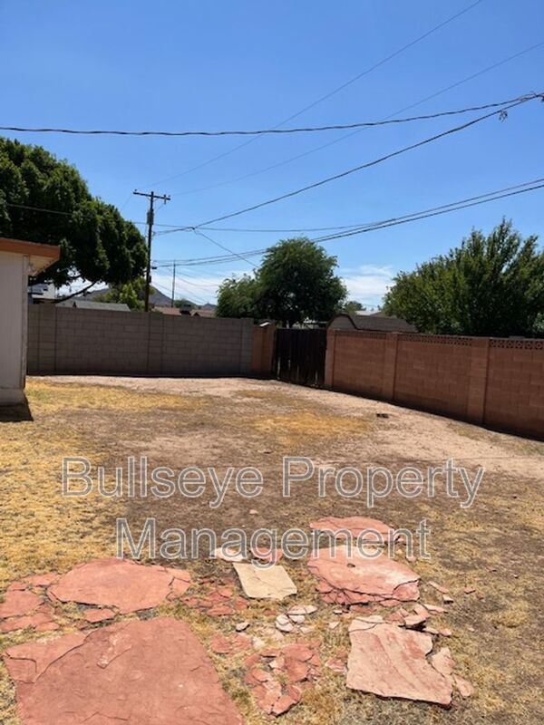 Building Photo - 3127 W Dahlia Dr