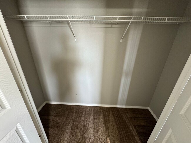 Building Photo - Updated 1 bedroom 2 bathroom apartment on ...