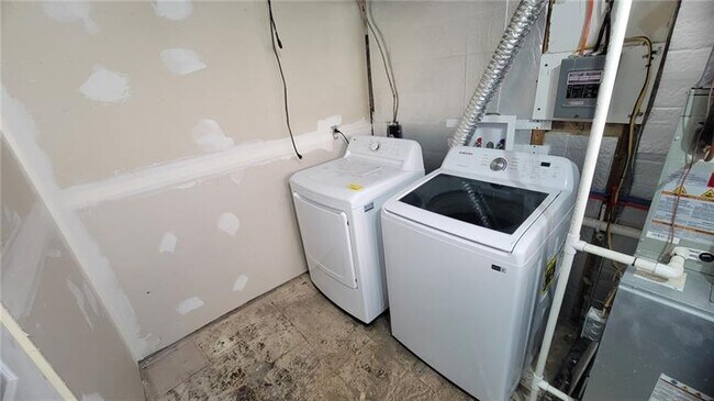 Building Photo - 4461 Highridge St