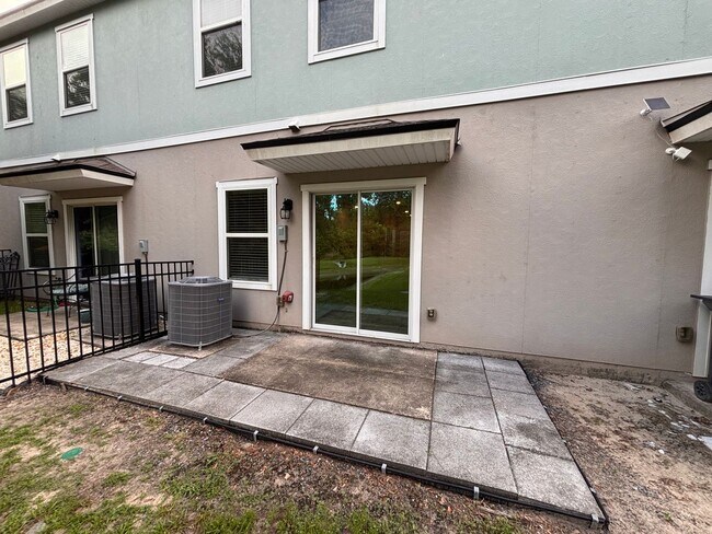 Building Photo - Beautiful 2 Bed, 2.5 Bath Townhome with Water View
