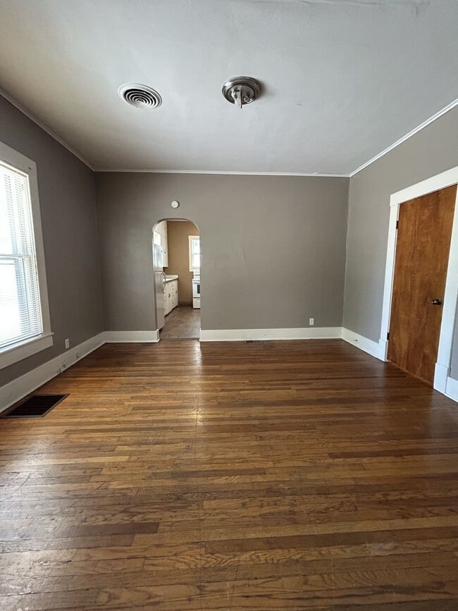 Building Photo - Large 3 bedroom 1 bath steps away from PSU Campus!!