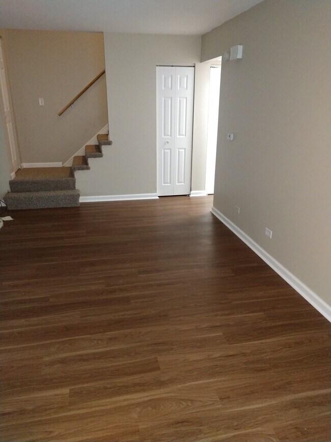 Family Room - 992 N Fairfield Rd